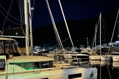 Yachten in einer Marina in Angra dos Reis am Abend