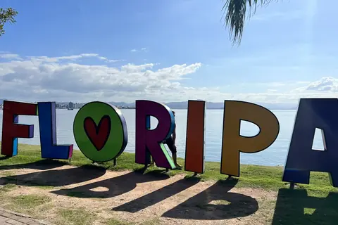 FLORIPA-Schriftzug an der Uferpromenade von Florianópolis