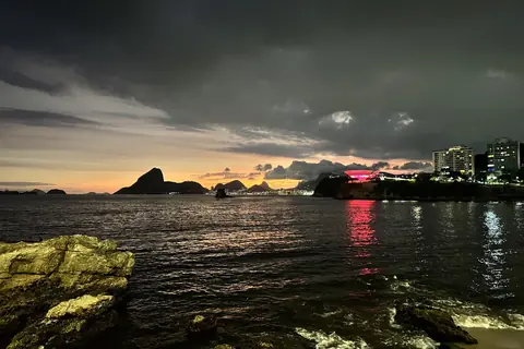 Abenddämmerung über der Guanabara-Bucht mit dem Zuckerhut, von Niterói aus gesehen