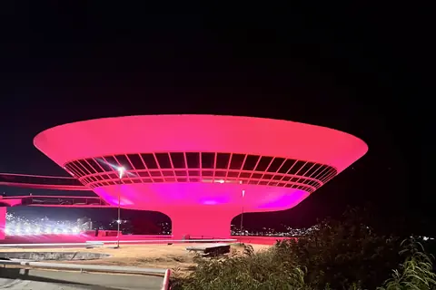 Museum für zeitgenössische Kunst (MAC), nachts rosa beleuchtet