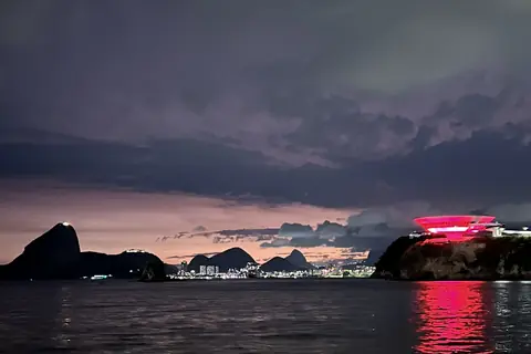 Der Zuckerhut bei Nacht, von Niterói aus gesehen
