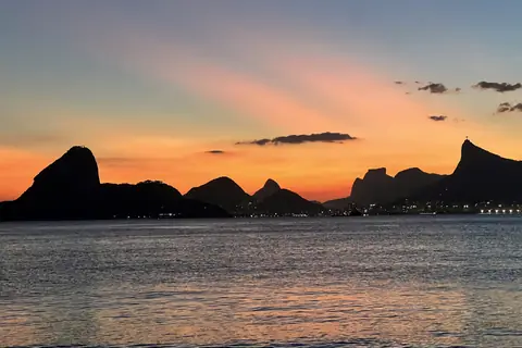 Silhouetten von Zuckerhut und Corcovado bei Sonnenuntergang, von Niterói aus gesehen