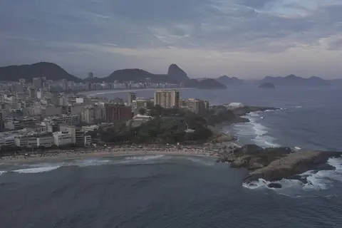 Die Felsen des Arpoador und der Strand von Copacabana aus der Luft