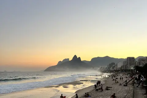 Der Strand von Ipanema und der Morro Dois Irmãos bei Sonnenuntergang, vom Arpoador aus gesehen