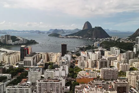 Die Botafogo-Bucht, die Stadt und der Zuckerhut von oben