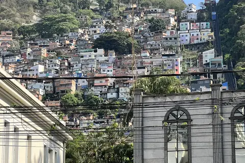 Maisons à flanc de colline au-dessus d'une vieille rue de Botafogo