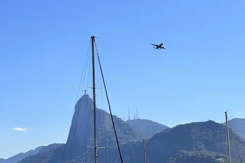 Segelboot in der Botafogo-Bucht, dahinter der Corcovado