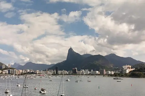 Segelboote in der Botafogo-Bucht mit dem Corcovado in der Ferne, Luftaufnahme