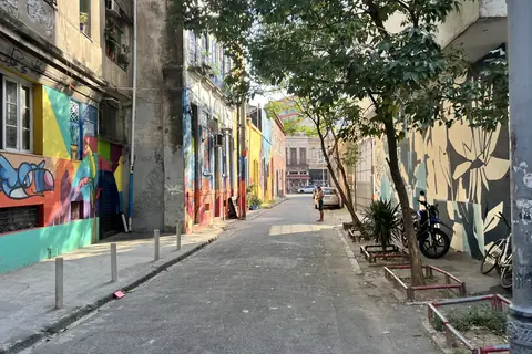 Ruelle avec du street art et des façades colorées dans le centre de Rio