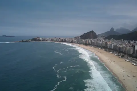 Strand von Copacabana aus der Luft, mit Wellen und der Uferlinie
