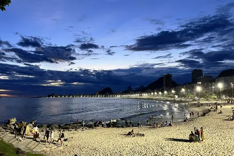 Strand von Copacabana in der Abenddämmerung