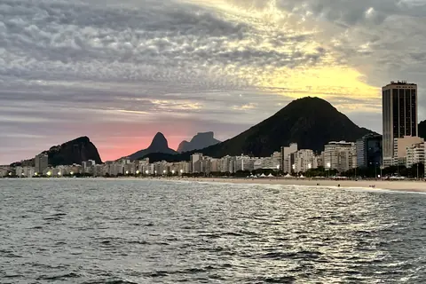 Der Strand von Copacabana und die Hügel, vom Wasser aus gesehen