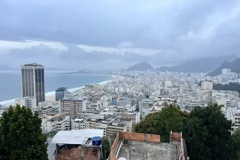 Copacabana und sein Strand bei bedecktem Himmel, von einem Hügel aus gesehen