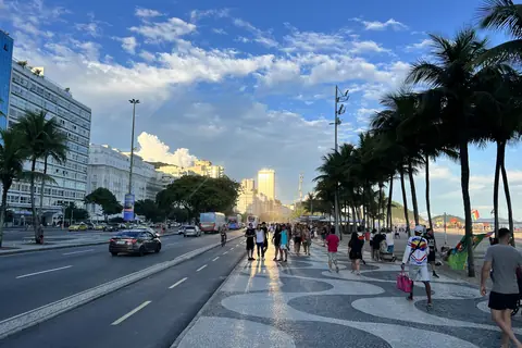 Promenade von Copacabana mit Mosaikpflaster und Palmen im Abendlicht