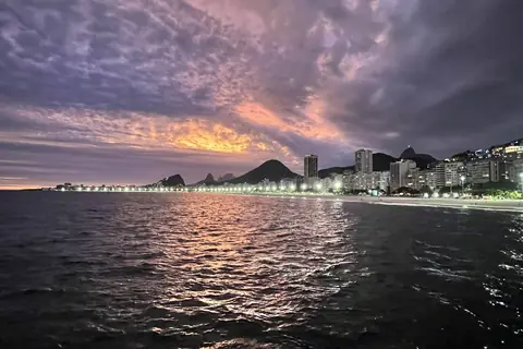 Copacabana bei Sonnenuntergang, vom Wasser aus gesehen