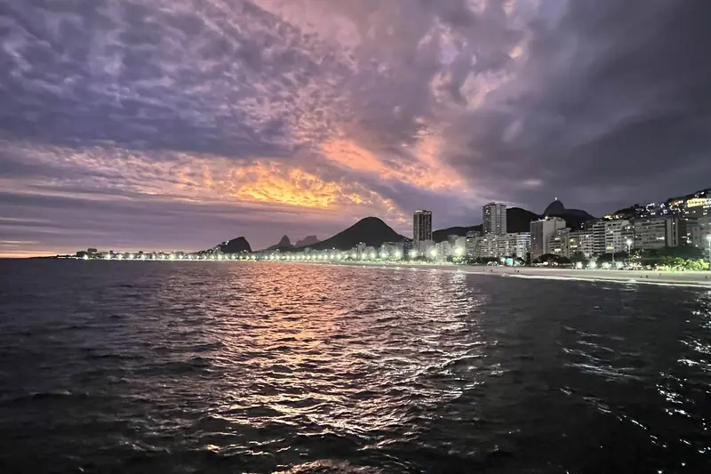 Copacabana bei Sonnenuntergang, vom Wasser aus gesehen