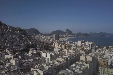 Blick über Copacabana zum Zuckerhut in der Abenddämmerung