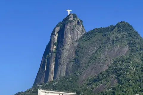 Der Berg Corcovado mit der Christusstatue über Botafogo