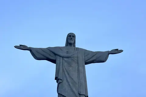 Die Christusstatue vor klarem Himmel