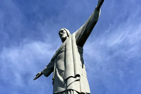 Die Christusstatue von unten gesehen