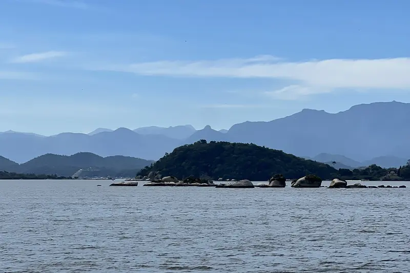 Die Guanabara-Bucht und die Berge von Niterói, vom Wasser aus gesehen