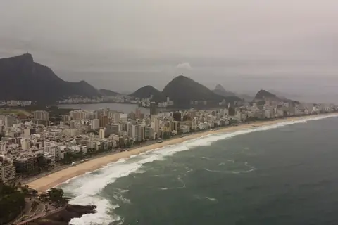 Die Strände von Ipanema und Leblon aus der Luft, mit dem Corcovado am Horizont