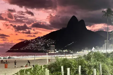 Sonnenuntergang über dem Strand von Ipanema und dem Morro Dois Irmãos