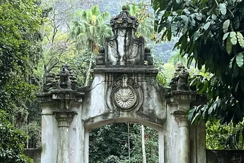 Altes Steintor im Botanischen Garten von Rio
