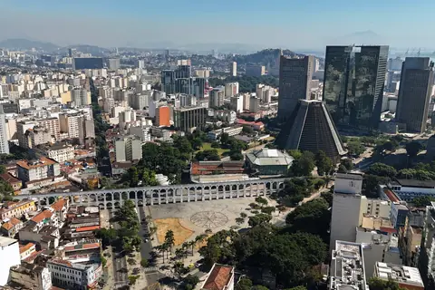 Les Arcos da Lapa, la cathédrale et le centre de Rio vus du ciel