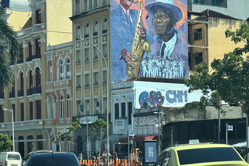 Rue de Lapa avec une fresque sur une façade