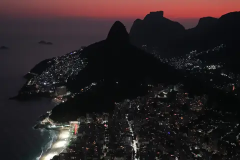 Der Morro Dois Irmãos und die Lichter von Leblon in der Abenddämmerung, von oben gesehen