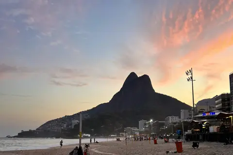 Sonnenuntergang über Leblon mit dem Morro Dois Irmãos vor dem Himmel