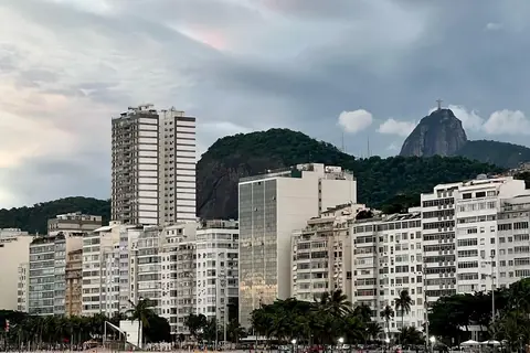 Gebäude an der Strandpromenade von Leme und Copacabana mit dem Corcovado am Horizont