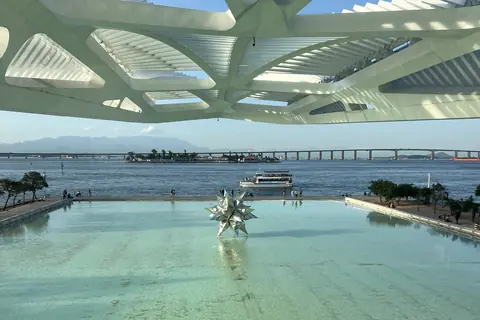 Specchio d'acqua sotto la copertura bianca del Museo del Domani, con la baia di Guanabara sullo sfondo