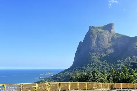 La Pedra da Gávea e l'oceano, visti dalla foresta della Tijuca