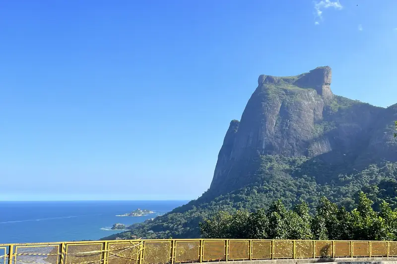 La Pedra da Gávea et l'océan, vus depuis la forêt de Tijuca