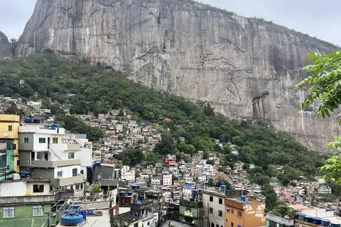 Paroi de granit au-dessus du quartier de la Rocinha