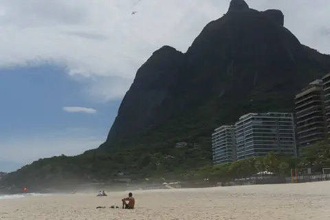 Der Strand von São Conrado und die Pedra da Gávea