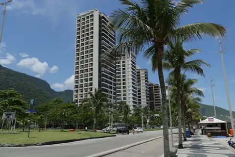 Front de mer de São Conrado avec des palmiers