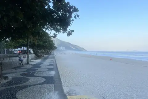 Promenade au pavage en mosaïque et plage déserte le matin à São Conrado