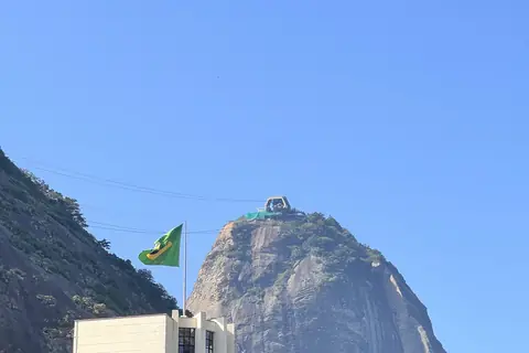 Gipfel des Zuckerhuts mit der Seilbahn und einer brasilianischen Flagge