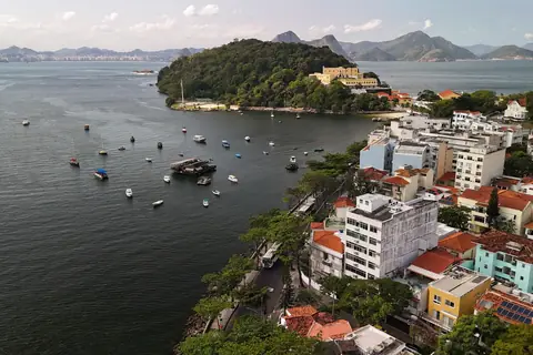 Halbinsel Urca, Boote auf der Guanabara-Bucht und Häuser am Wasser, Luftaufnahme