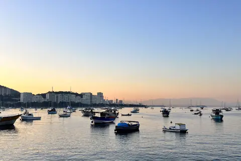 Boote in der Bucht vor Urca bei Sonnenuntergang