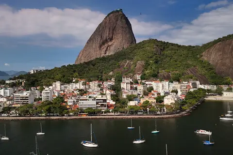 Urca, Yachten in der Bucht und der Zuckerhut, Luftaufnahme