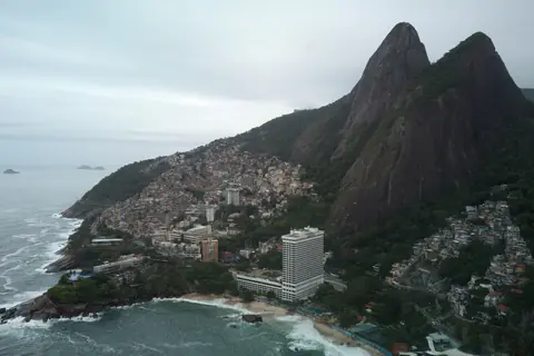 Der Morro Dois Irmãos und der Hang von Vidigal über dem Meer, Luftaufnahme