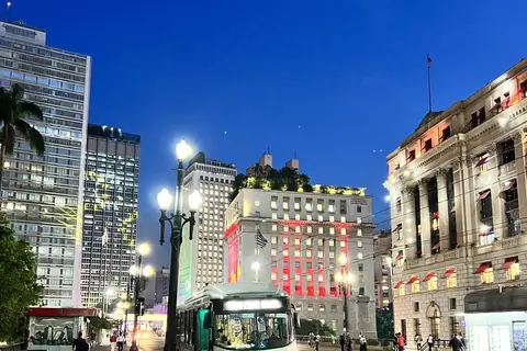 Strada nel centro storico di San Paolo di sera