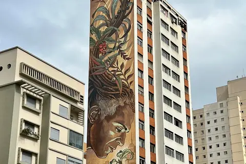 Palazzo residenziale con un murale a San Paolo